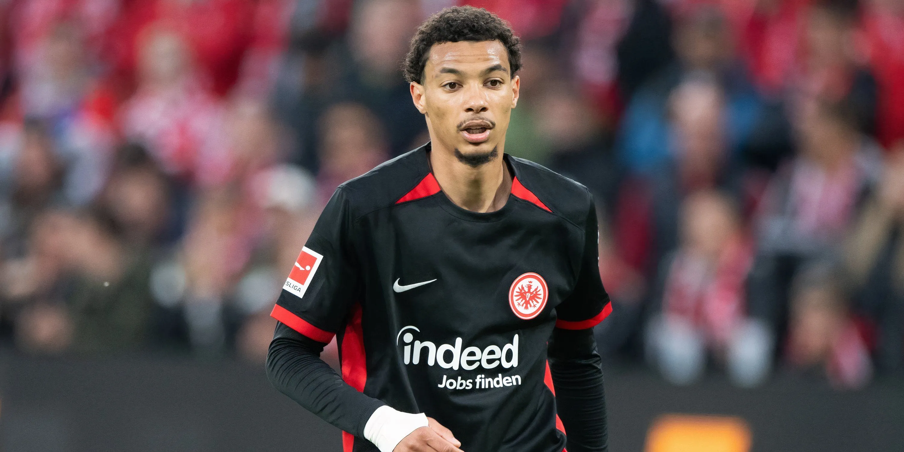 Tiền đạo Hugo Ekitike trong màu áo Eintracht Frankfurt đang thể hiện phong độ ấn tượng tại Bundesliga.