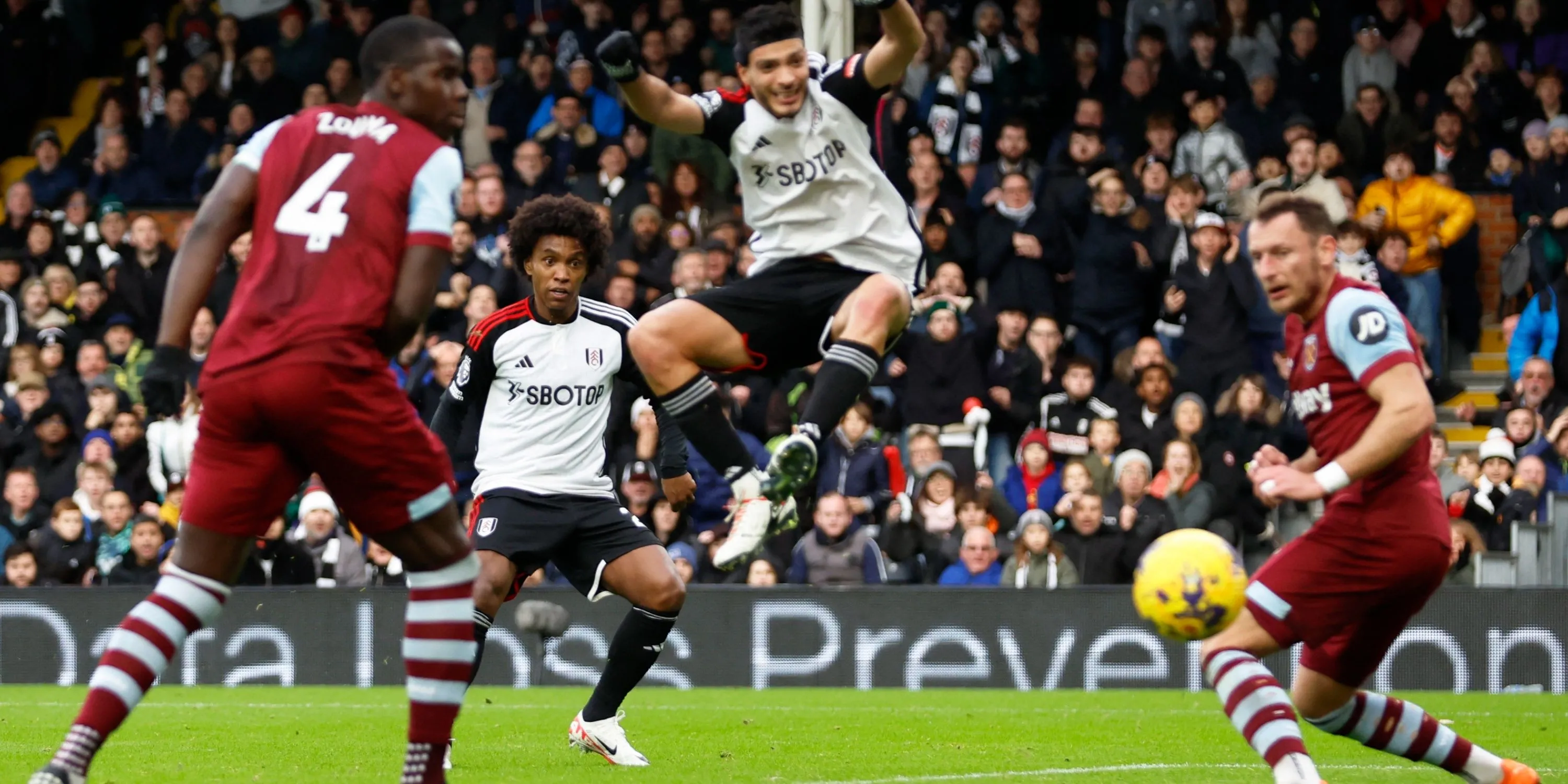 Tiền đạo Willian của Fulham ăn mừng bàn thắng vào lưới West Ham