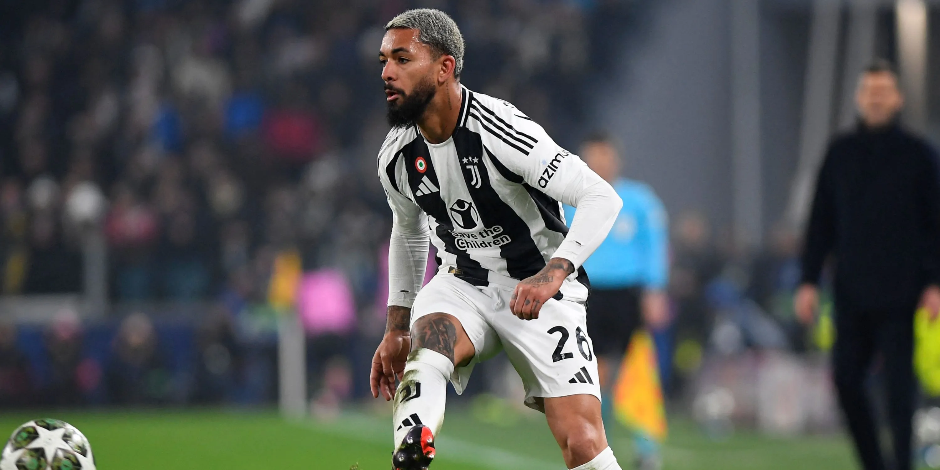 Tiền vệ Douglas Luiz trong màu áo Juventus, mục tiêu của Manchester United