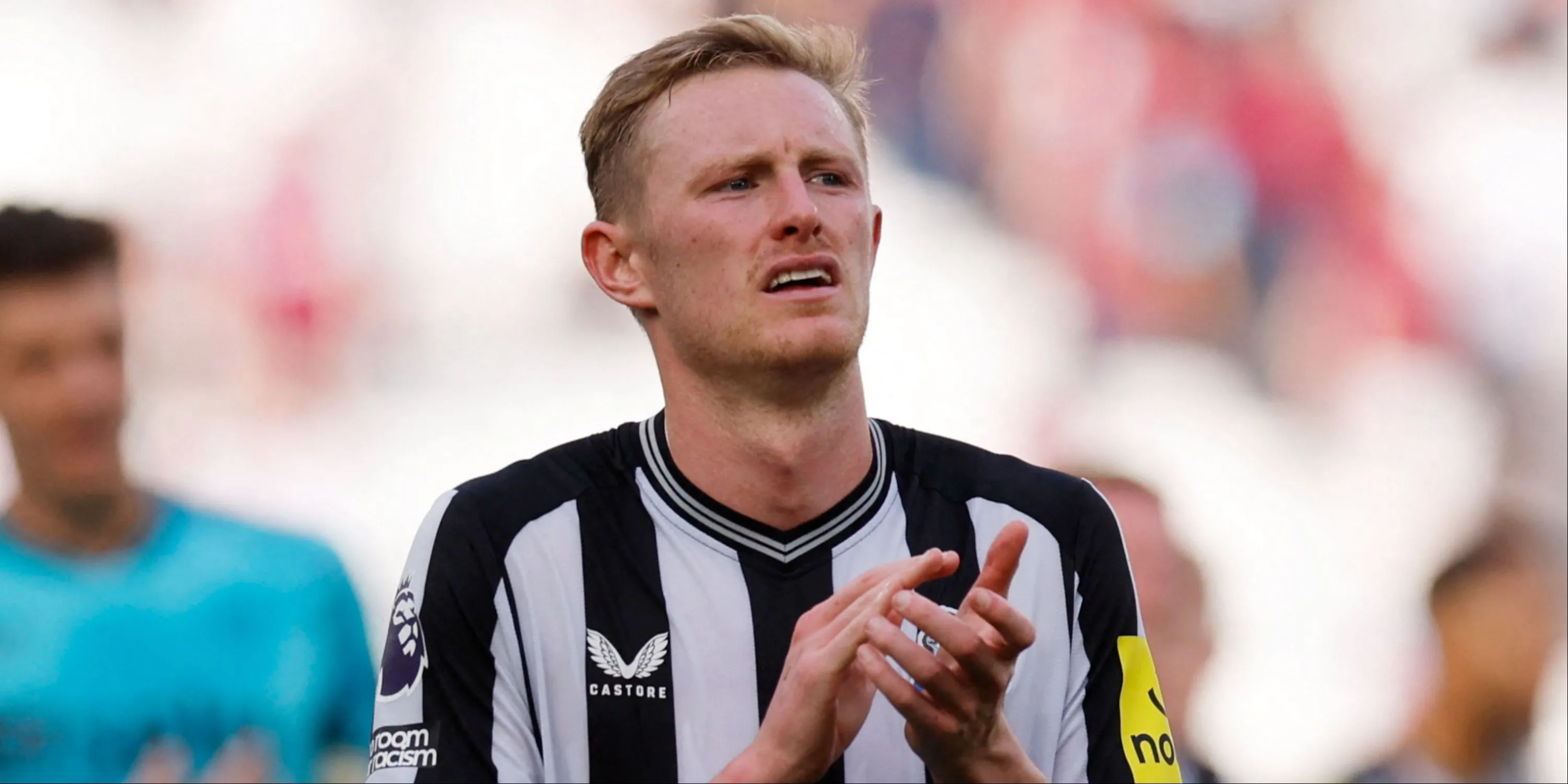 Tiền vệ Sean Longstaff vẫy chào người hâm mộ, sẵn sàng gia nhập Leeds United