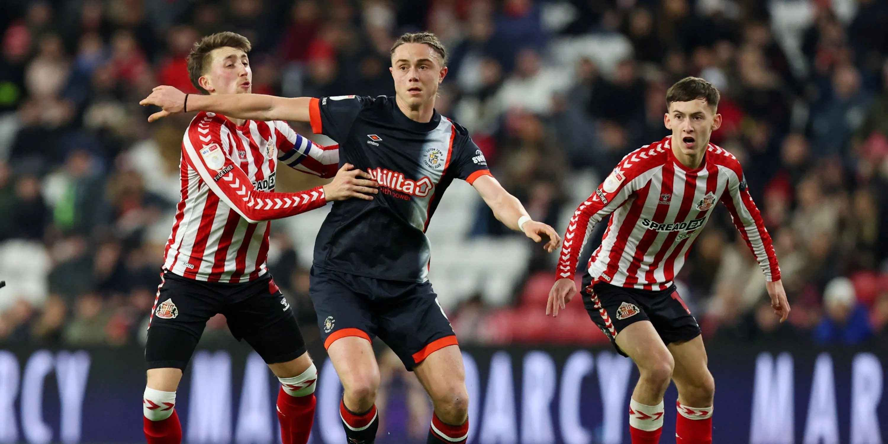 Tiền vệ tấn công Thelo Aasgaard trong màu áo Luton Town