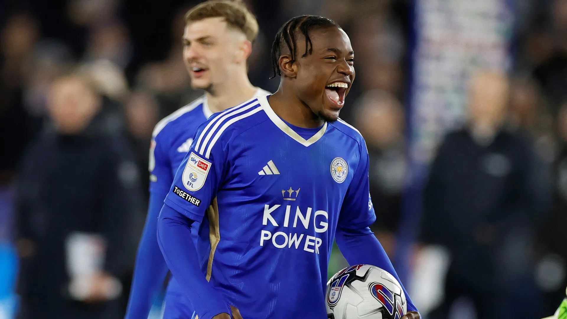 Abdul Fatawu ăn mừng sau khi ghi bàn cho Leicester City