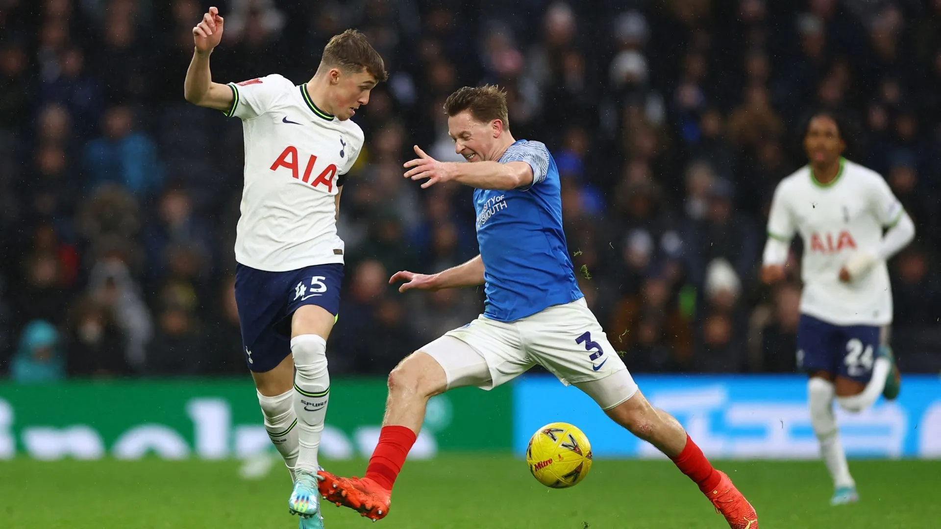 Alfie Devine, tiền vệ đa năng của Tottenham, mục tiêu chuyển nhượng của Millwall.