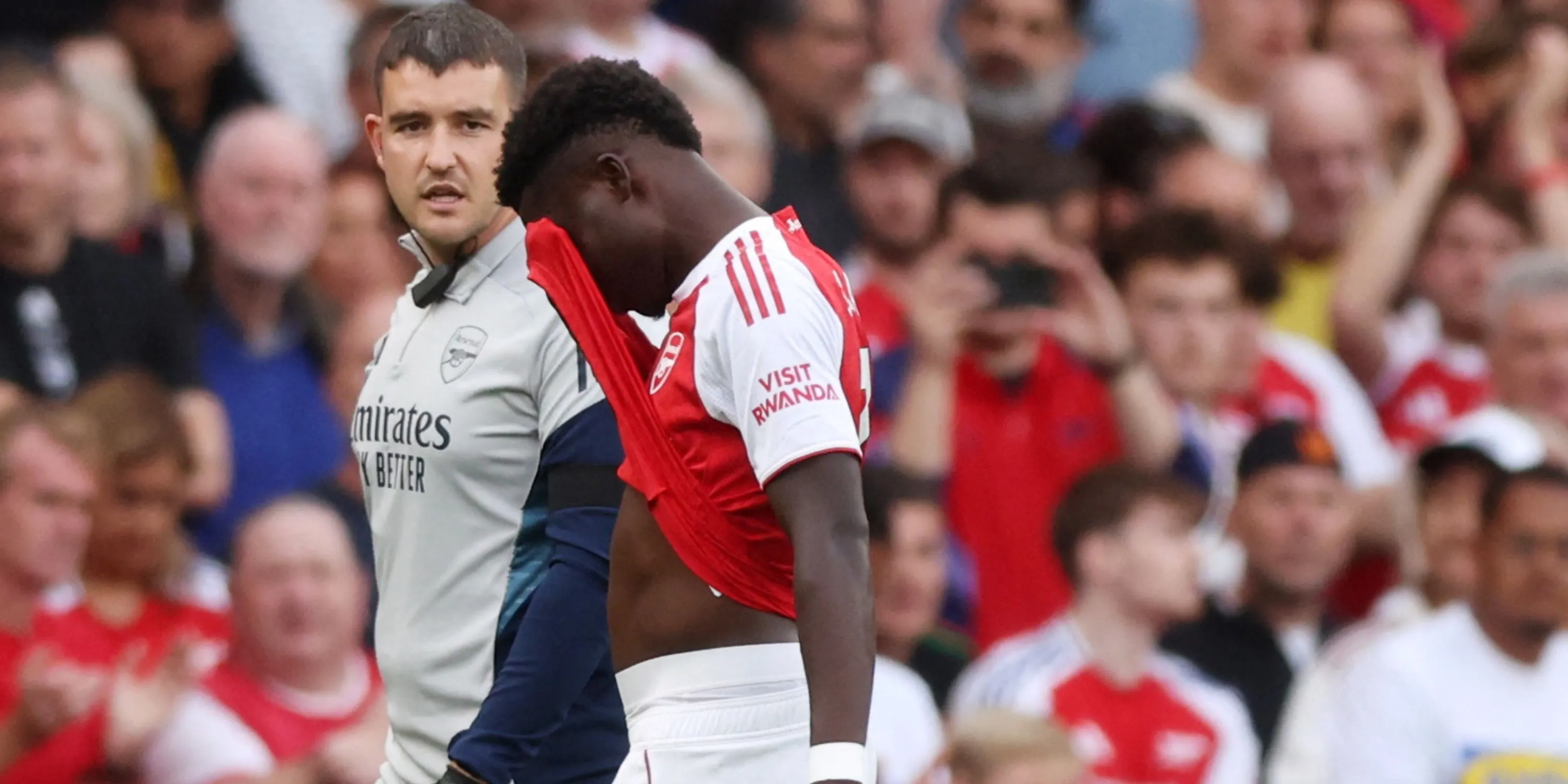 Bukayo Saka thất vọng sau khi buộc phải rời sân do chấn thương gân khoeo trong trận thắng Leeds