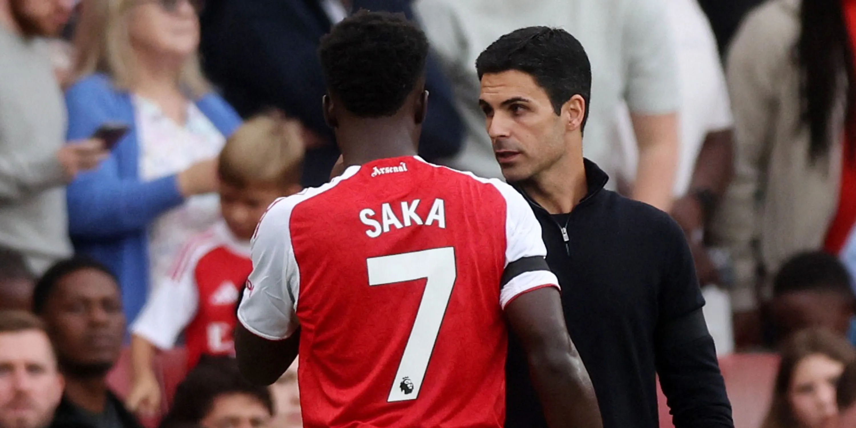 Bukayo Saka và HLV Mikel Arteta lo lắng sau chấn thương trong trận Arsenal gặp Leeds