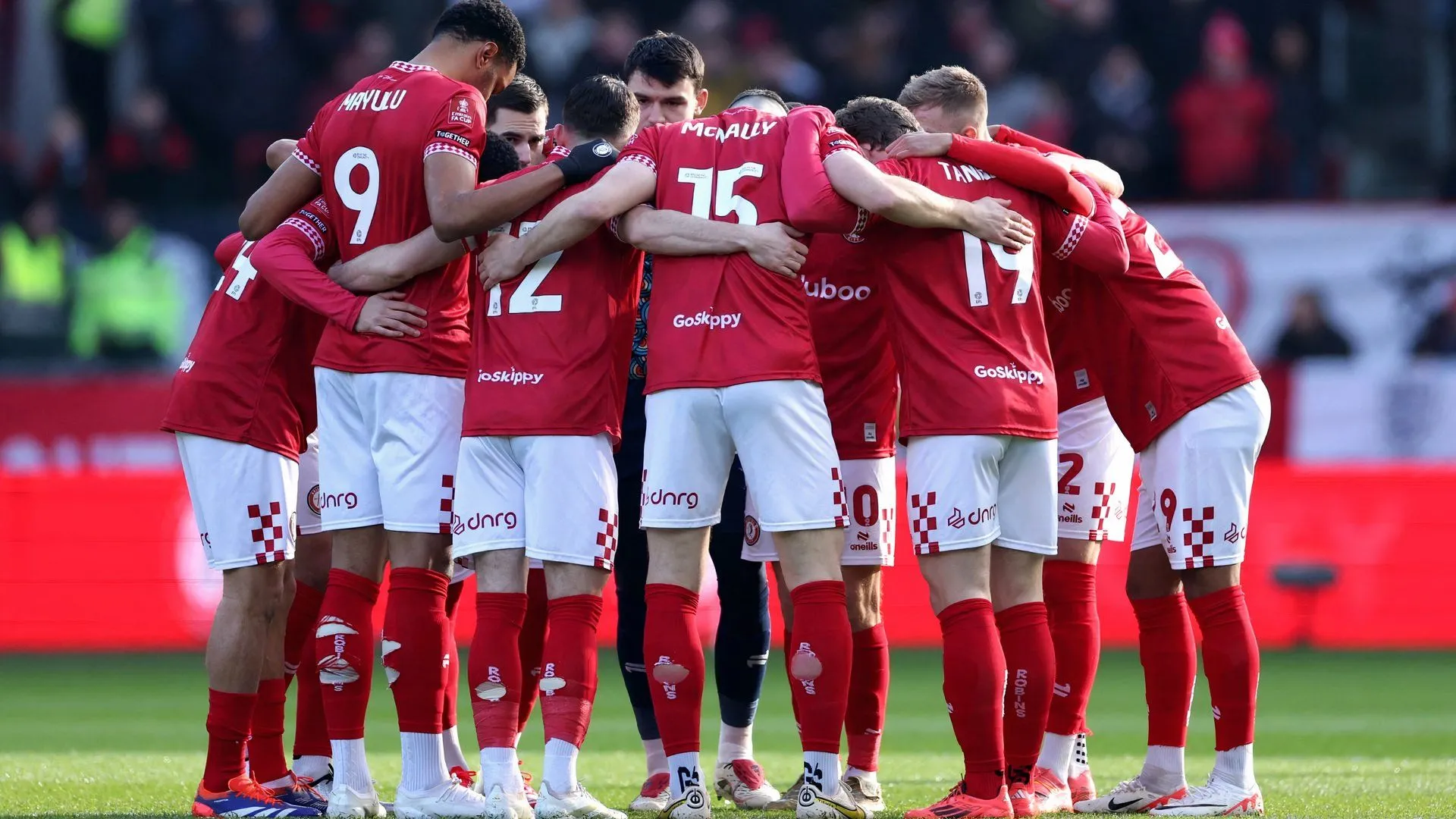 Các cầu thủ Bristol City hội ý trước trận đấu