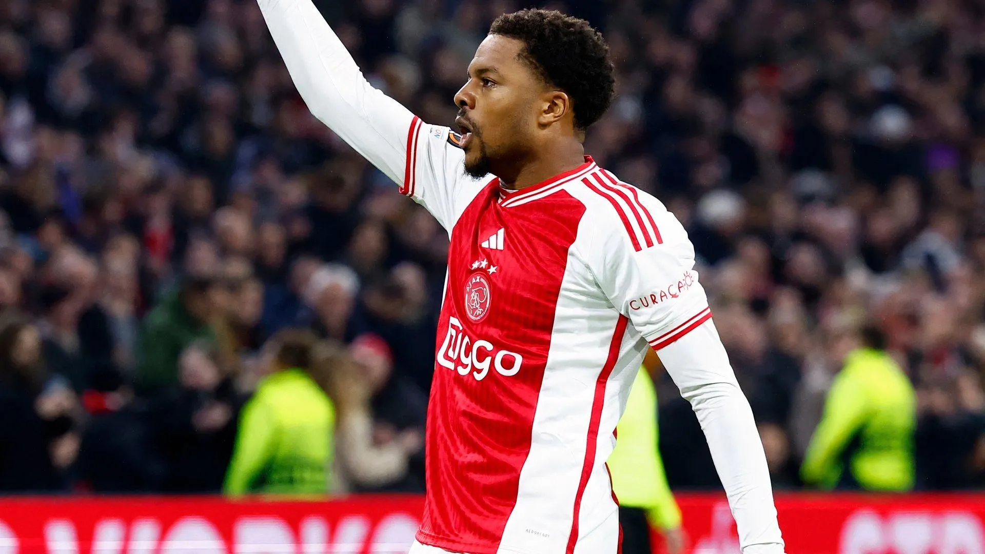 Chuba Akpom, tiền đạo sáng giá của Ajax và là mục tiêu chuyển nhượng kịch tính của bóng đá Anh.
