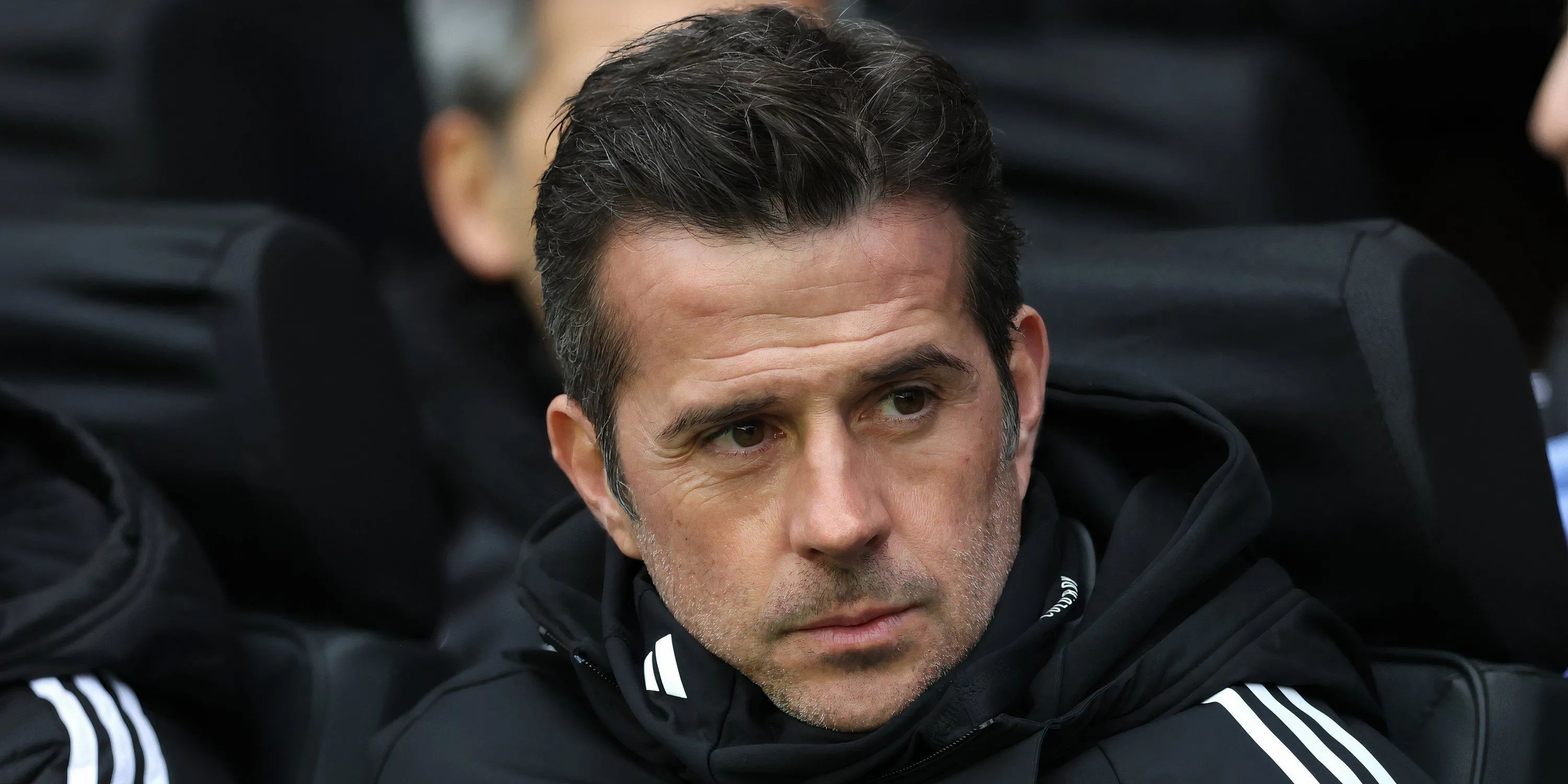 HLV Marco Silva theo dõi diễn biến trận đấu của Fulham