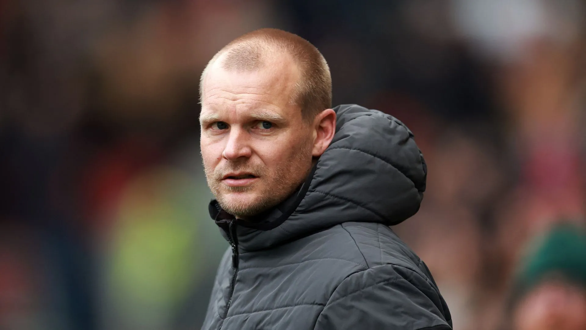Huấn luyện viên Liam Manning của Norwich City đứng trước bài toán thủ môn