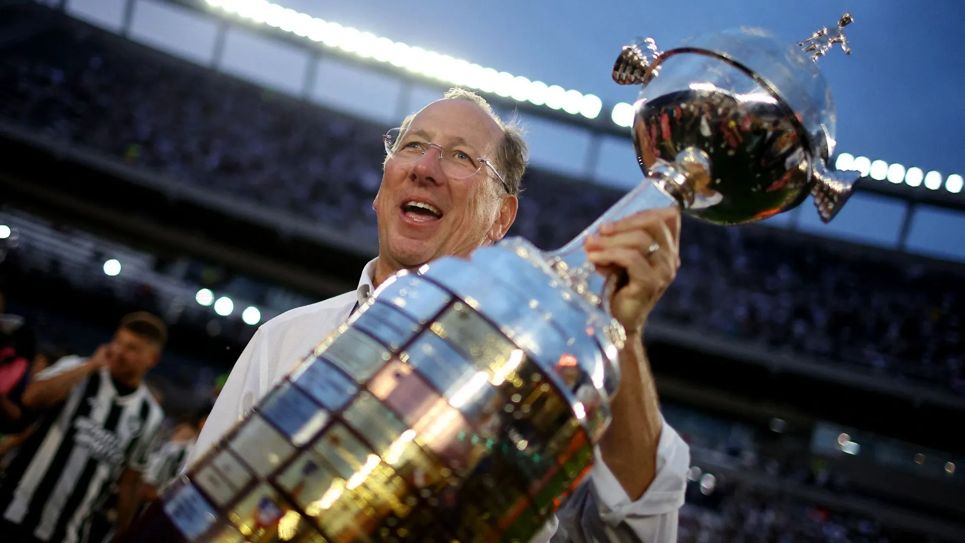 John Textor ăn mừng cùng cúp Copa Libertadores, biểu tượng thành công của ông với Botafogo