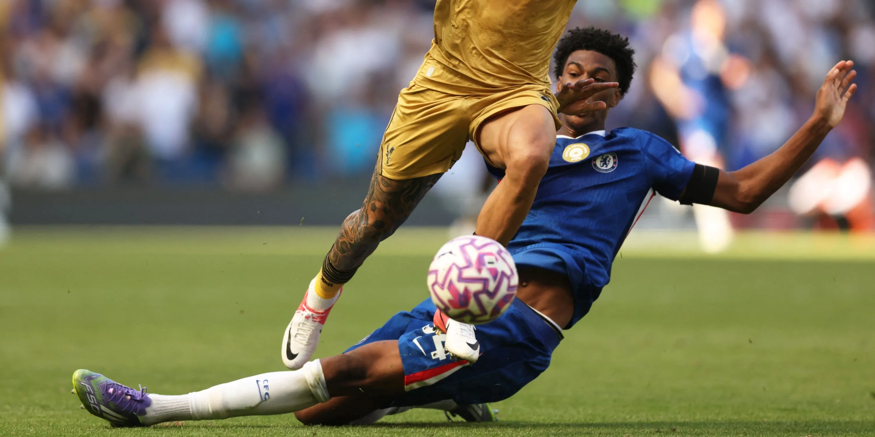 Josh Acheampong trong màu áo Chelsea, tài năng trẻ được nhiều CLB Premier League săn đón.