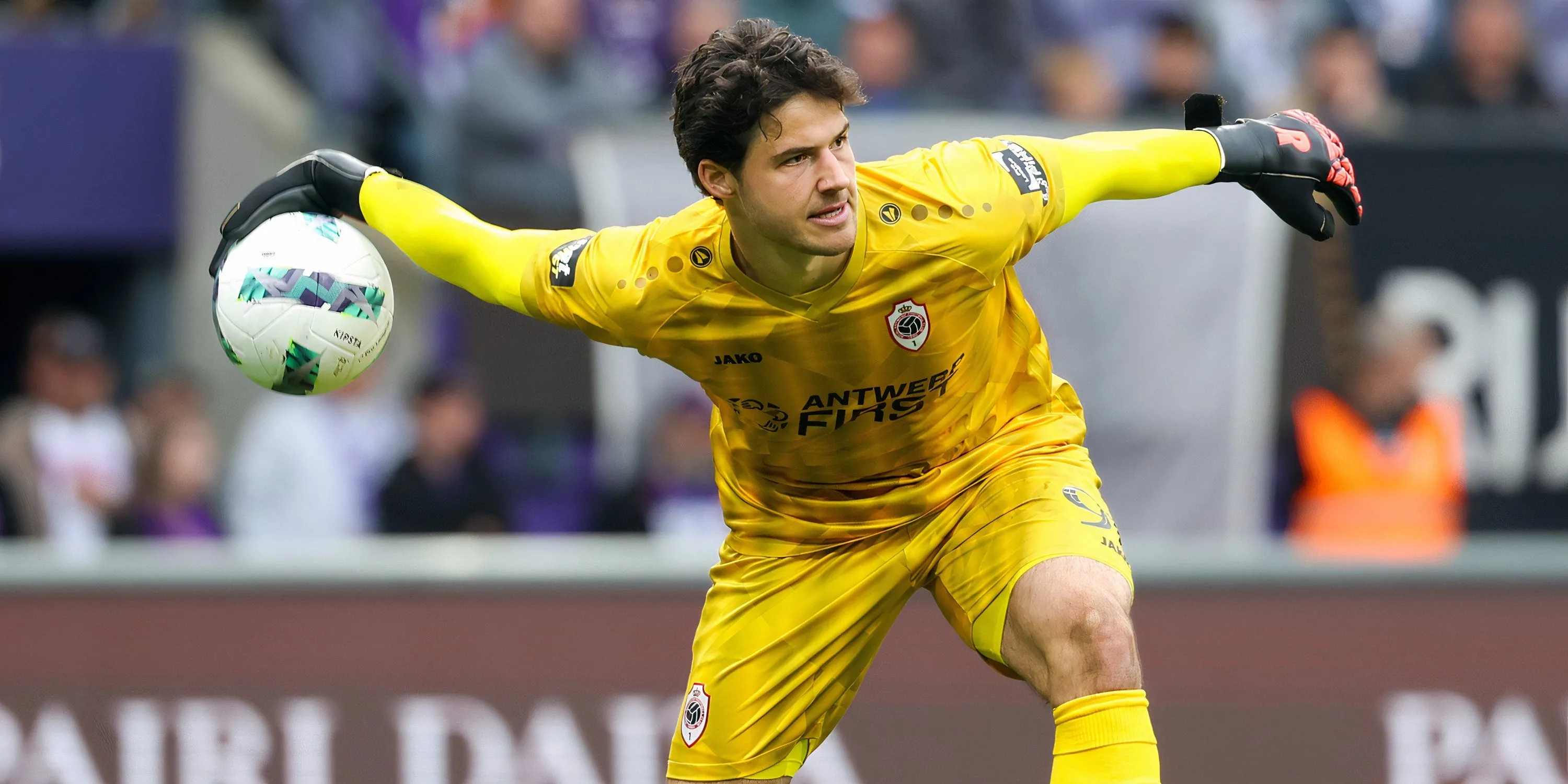 Thủ môn Senne Lammens thi đấu cho Royal Antwerp, mục tiêu chuyển nhượng quan trọng của Manchester United