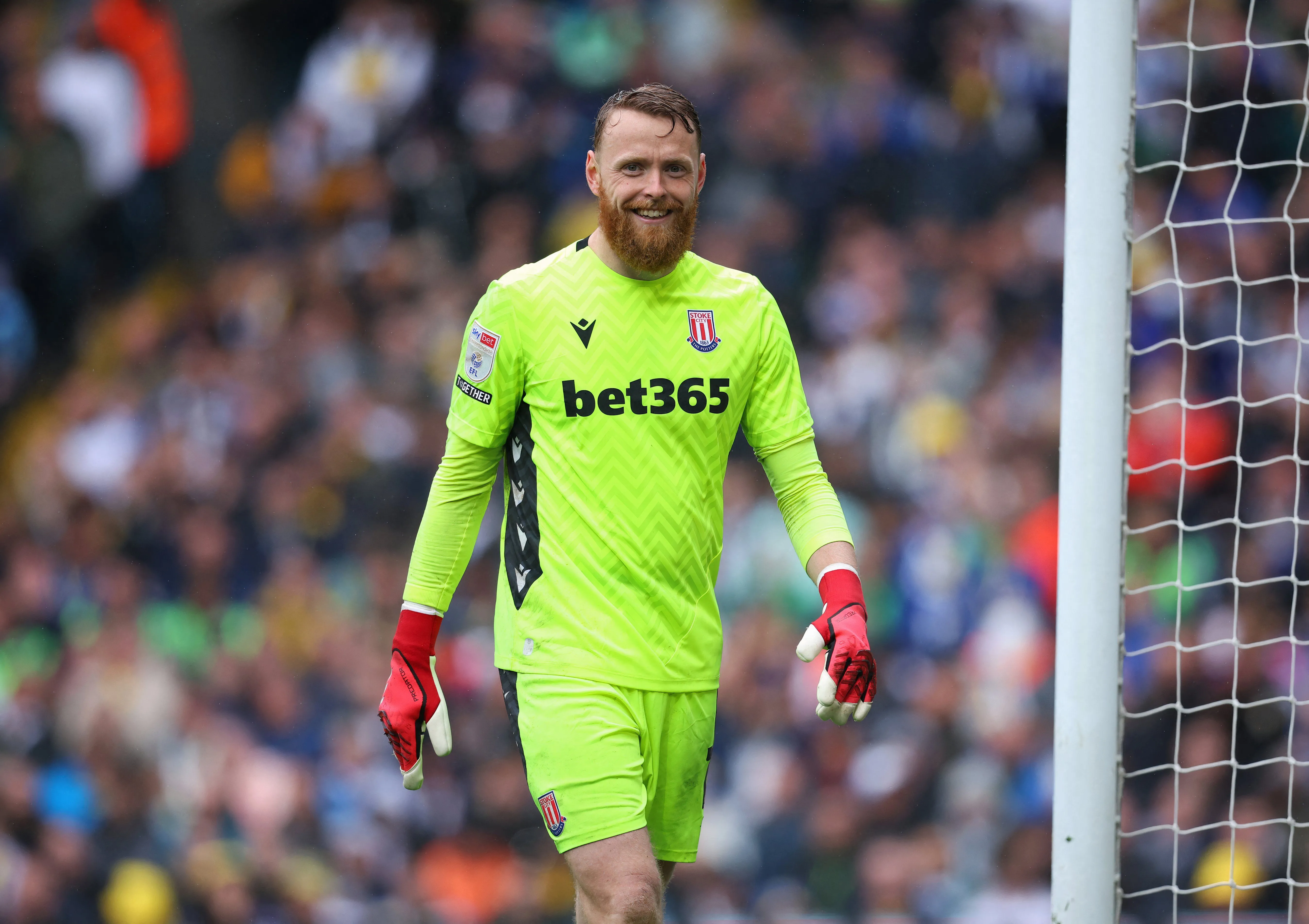Thủ môn Viktor Johansson trong màu áo Stoke City, người hùng giúp đội bóng trụ hạng Championship.