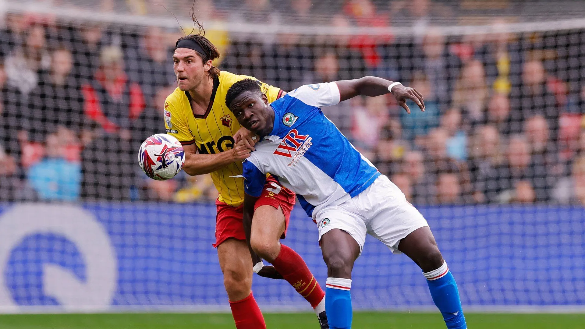 Tiền đạo Makhtar Gueye của Blackburn Rovers trên sân Ewood Park
