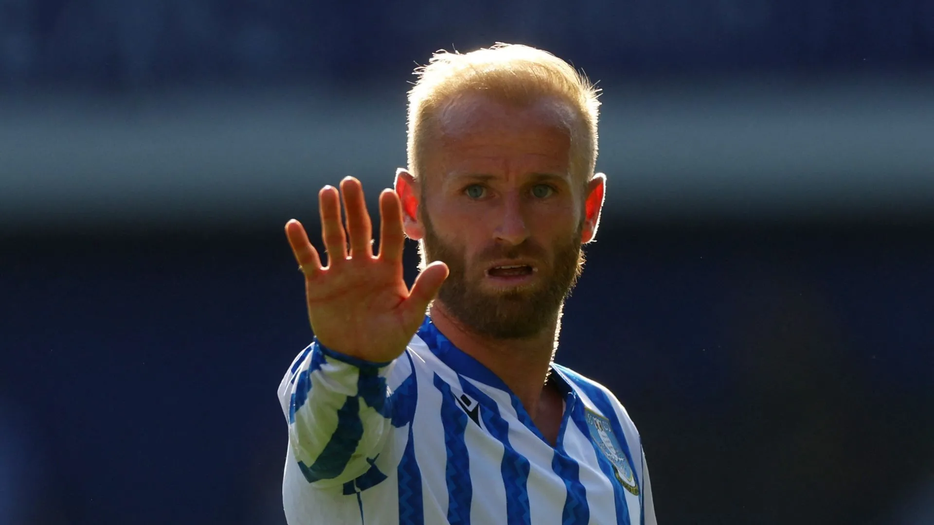 Tiền vệ Barry Bannan của Sheffield Wednesday thể hiện sự quyết tâm trong buổi tập