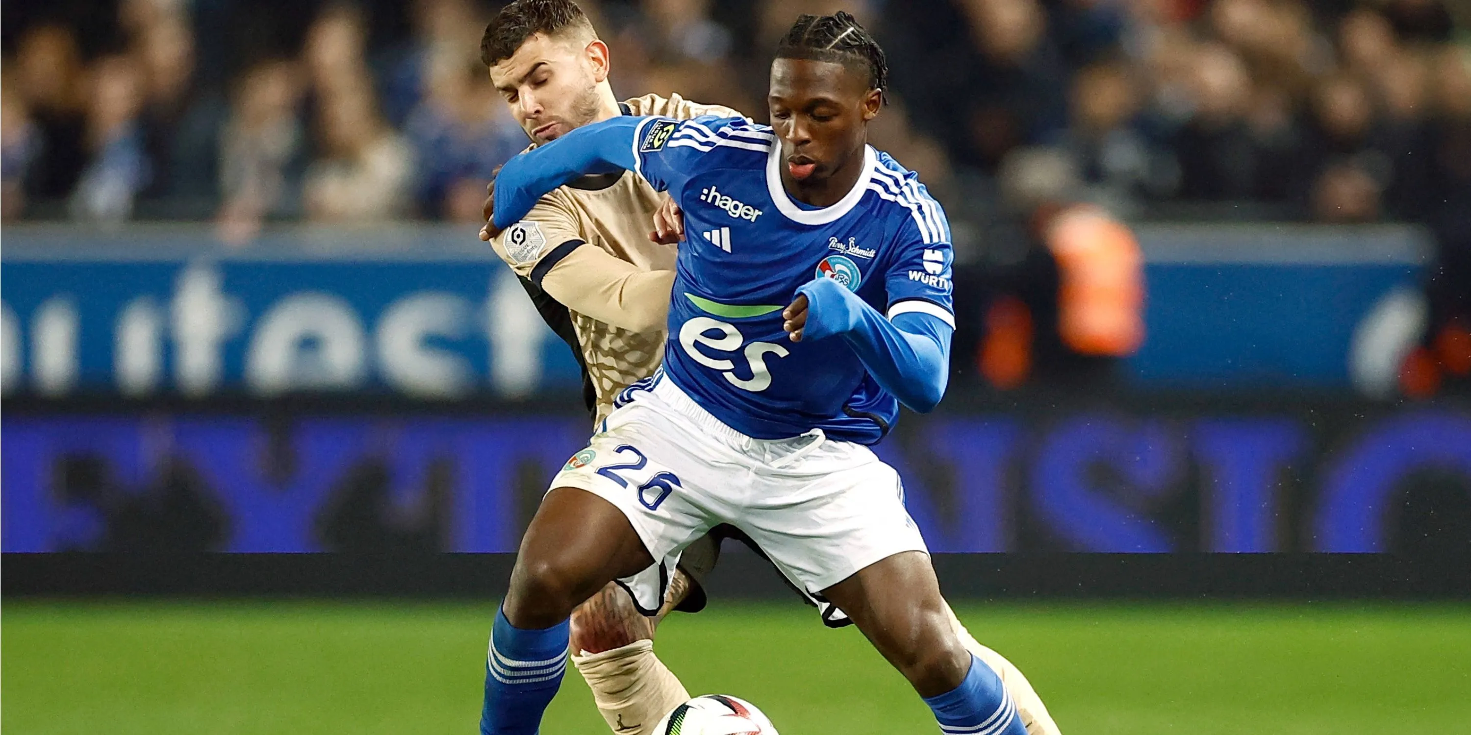 Tiền vệ Dilane Bakwa trong màu áo Strasbourg, mục tiêu của Leeds United