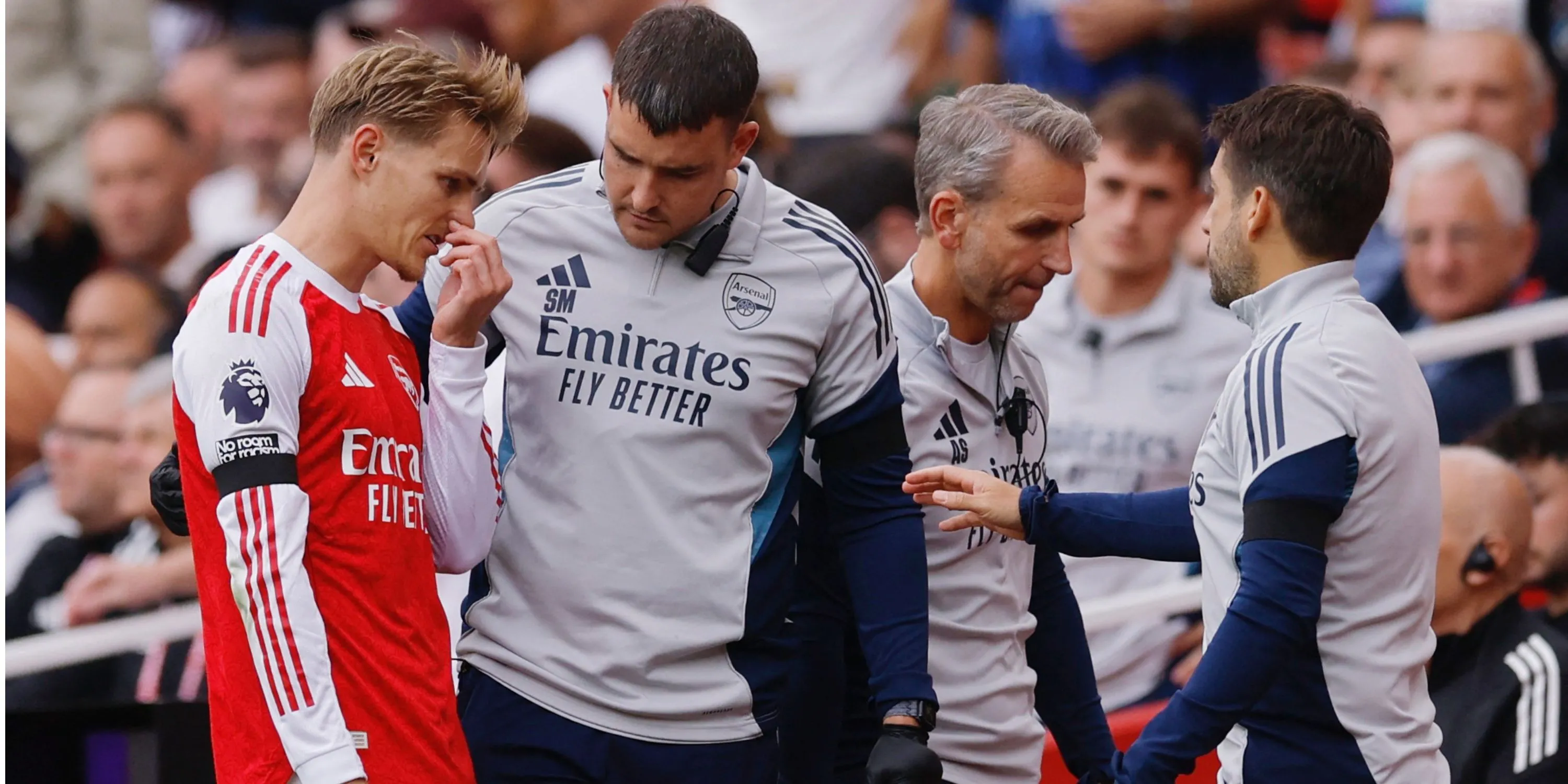 Tiền vệ Martin Odegaard rời sân vì chấn thương vai trong trận đấu giữa Arsenal và Leeds United