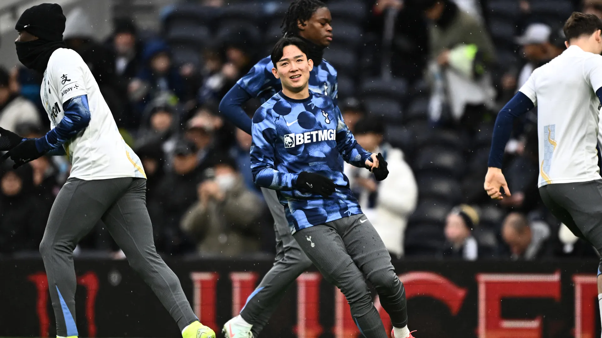 Tiền vệ Yang Min-hyeok khởi động trong buổi tập của QPR, sẵn sàng cho những thử thách mới