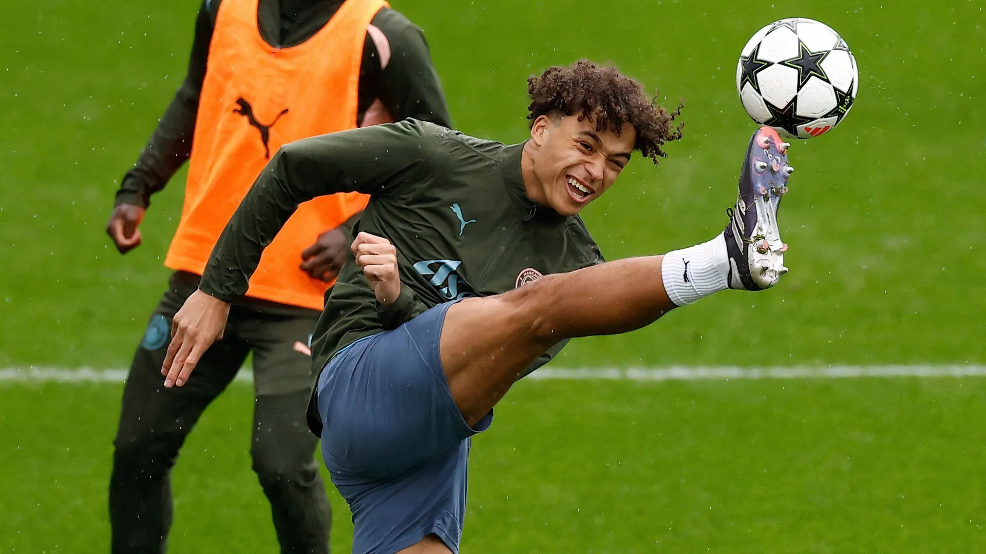 Trung vệ trẻ Max Alleyene của Manchester City trên sân tập