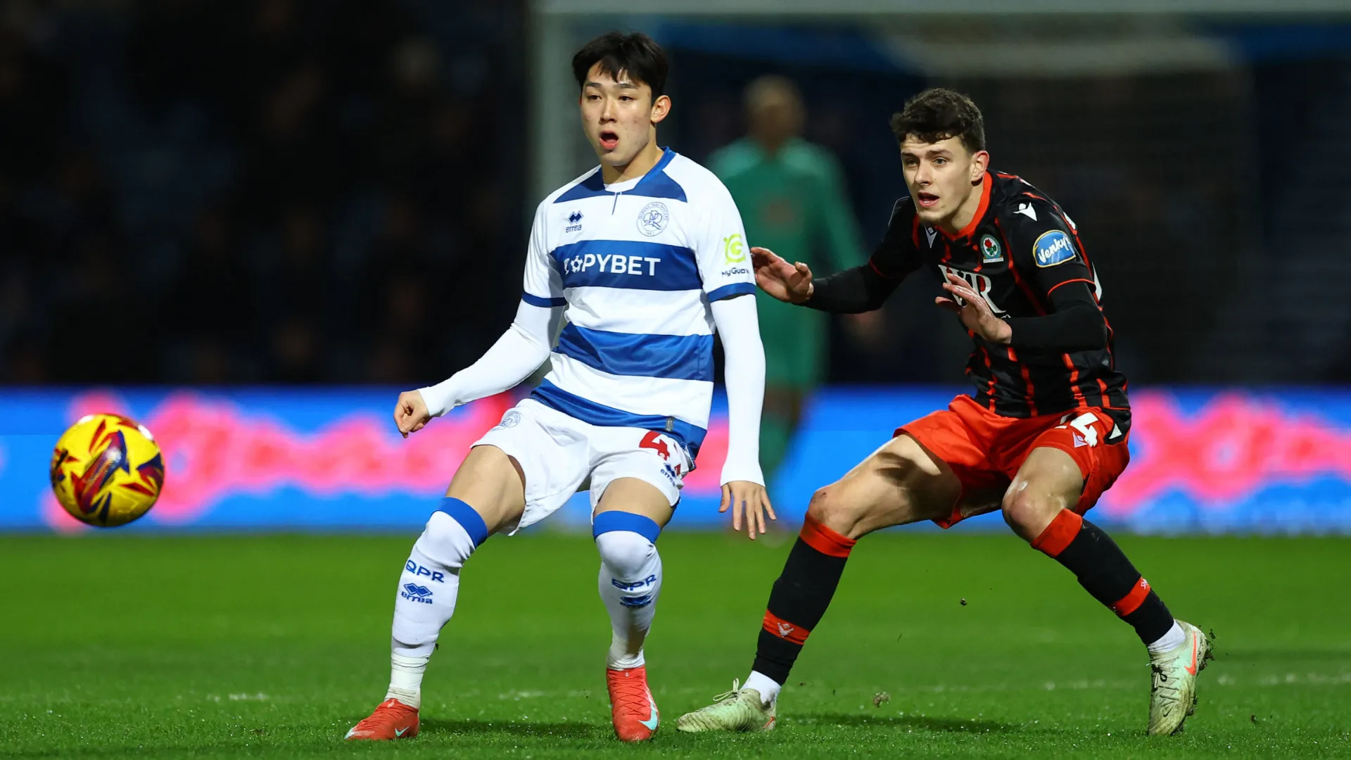 Yang Min-hyeok trên sân trong màu áo QPR trong giai đoạn cho mượn tại Championship
