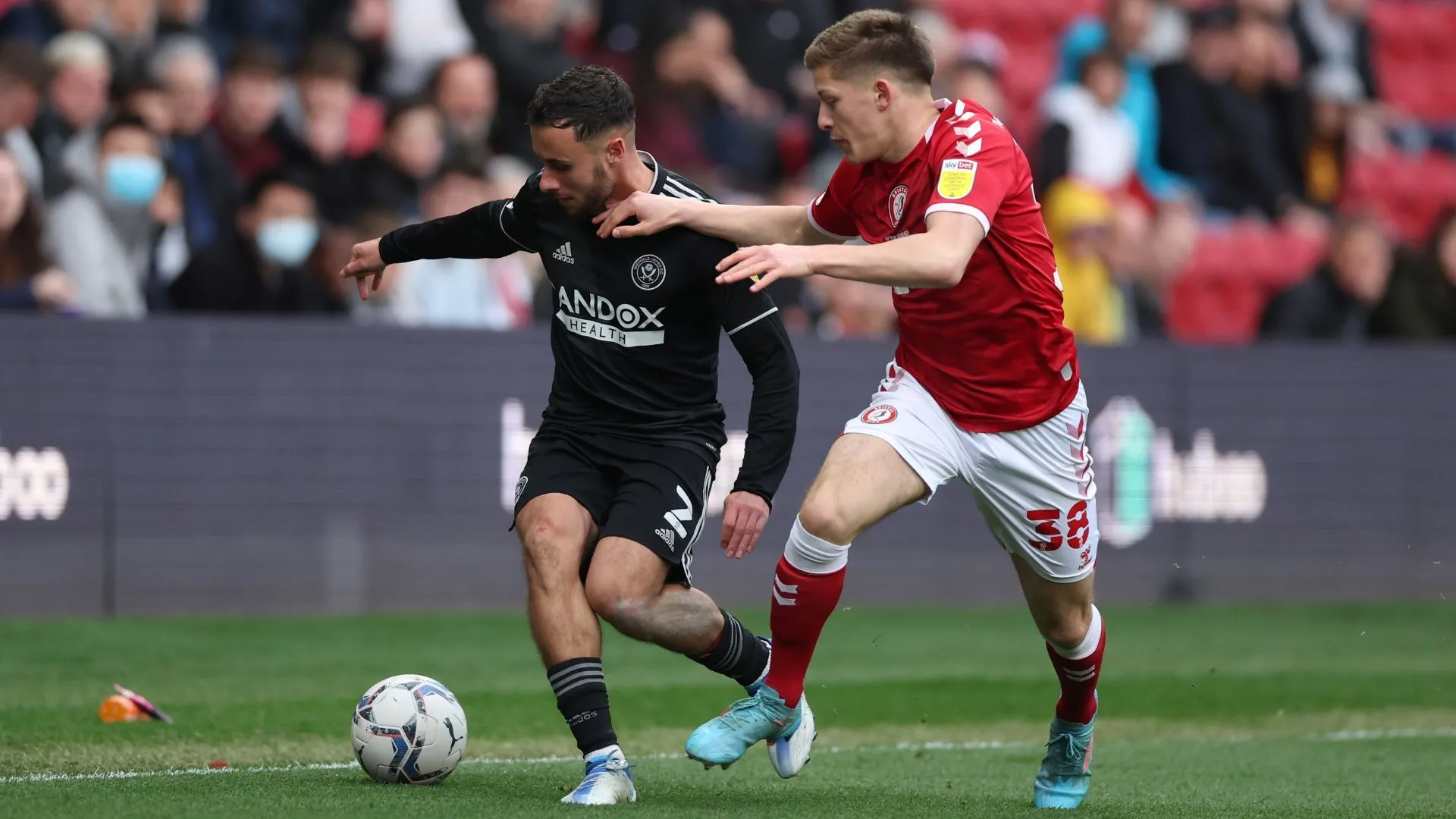 Cầu thủ Ayman Benarous của Plymouth Argyle tại một trận đấu