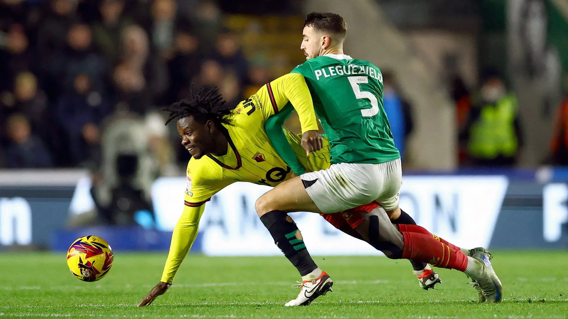 Cầu thủ Julio Pleguezuelo trong màu áo Plymouth Argyle