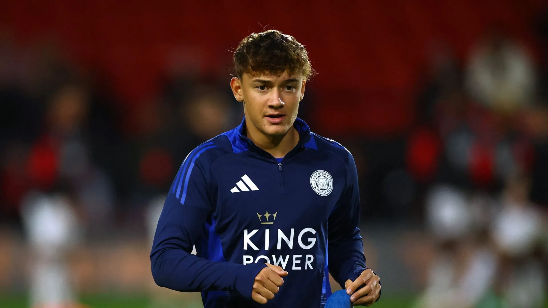 Cầu thủ Will Alves trong màu áo Huddersfield trong một trận đấu