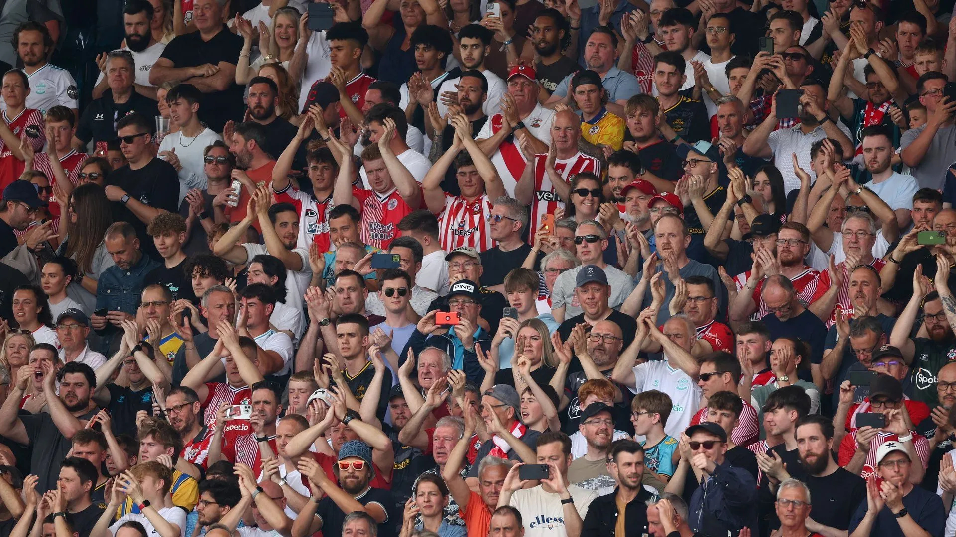 Cổ động viên Southampton bày tỏ sự lo ngại trên mạng xã hội về tương lai của đội bóng