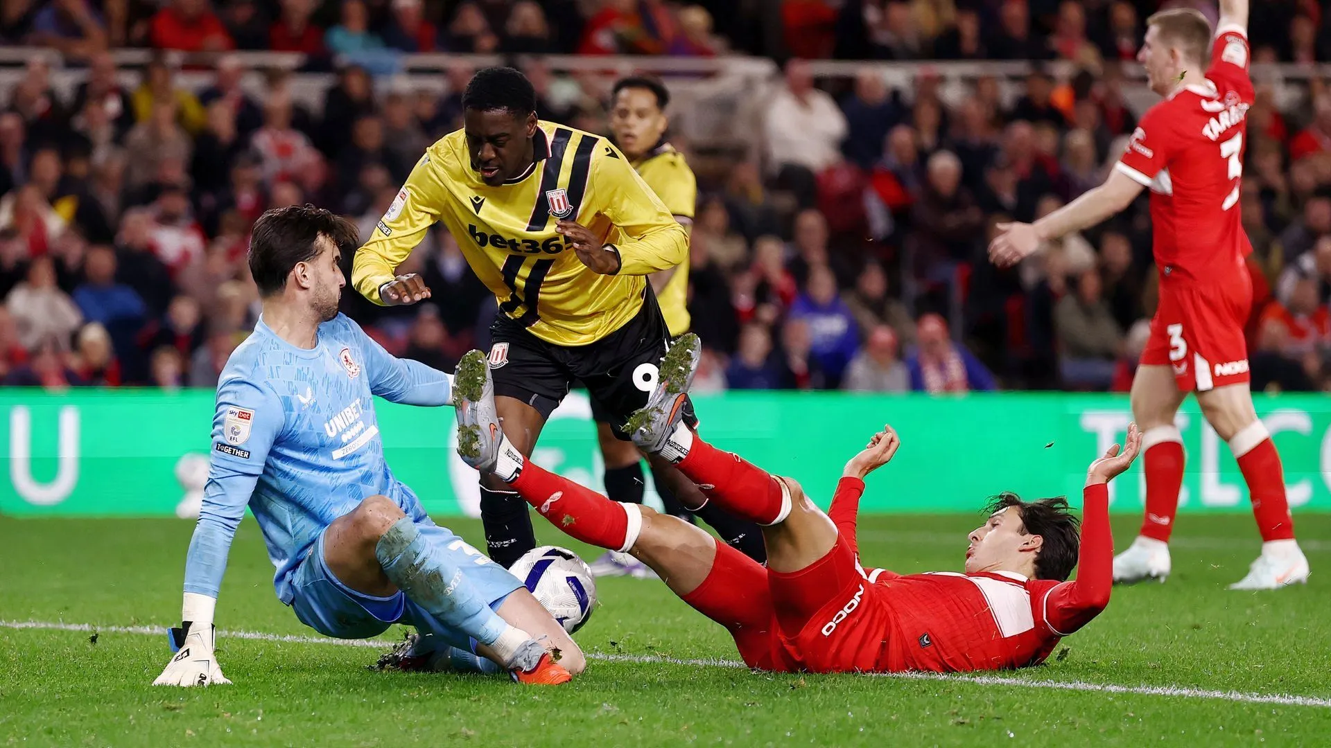 Divin Mubama đang ăn mừng sau khi ghi bàn cho Stoke City tại Championship