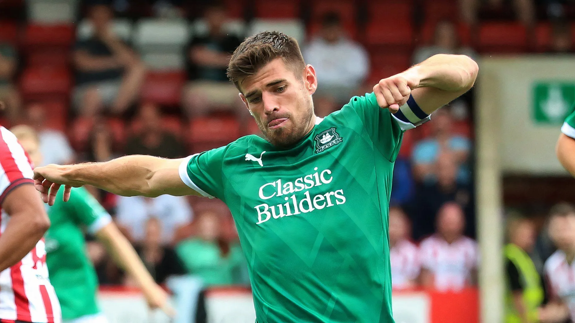 Hậu vệ Joe Edwards của Plymouth Argyle trong trang phục thi đấu