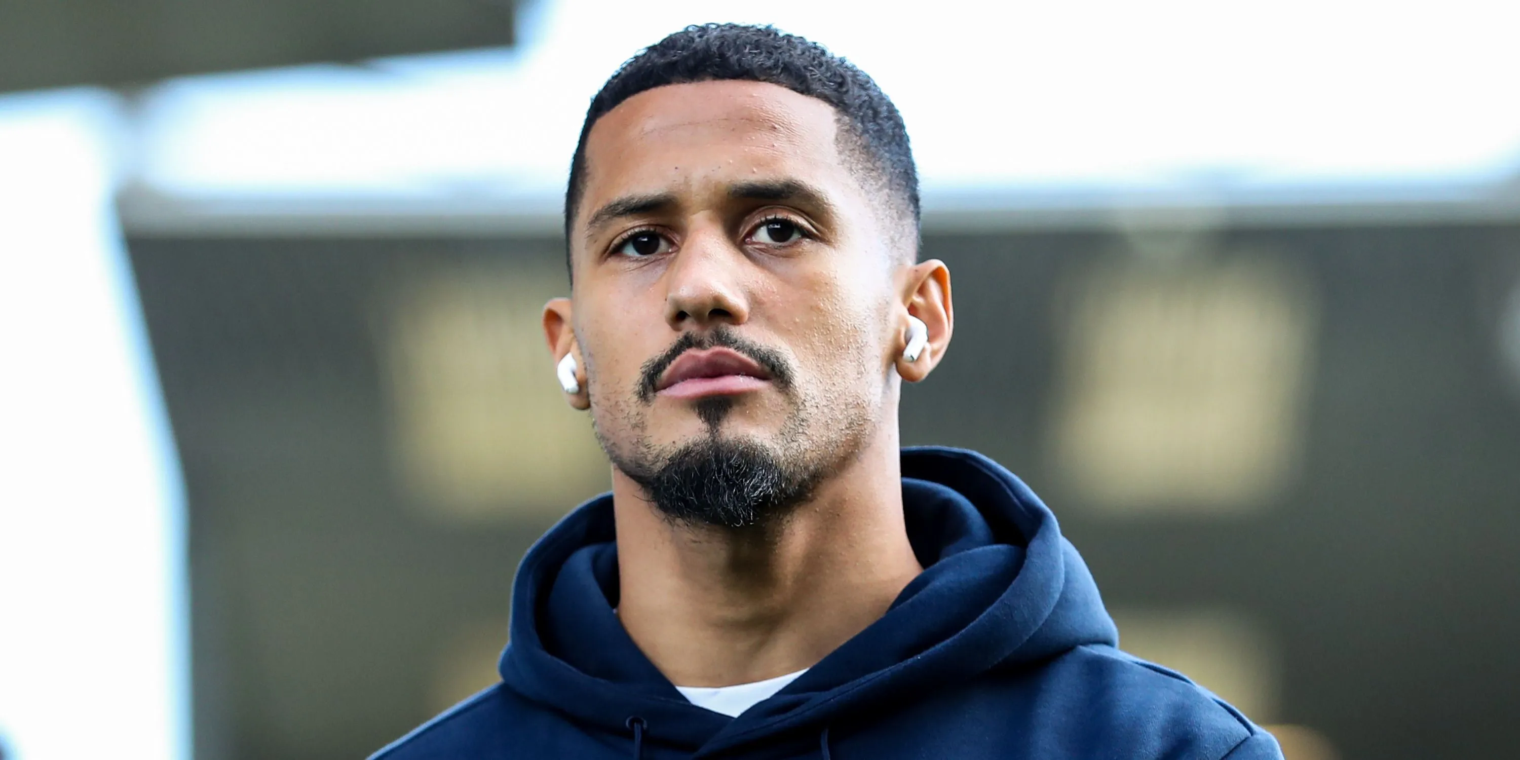 Hậu vệ William Saliba trong màu áo Arsenal dùng chống đỡ bóng trước cầu thủ đối phương