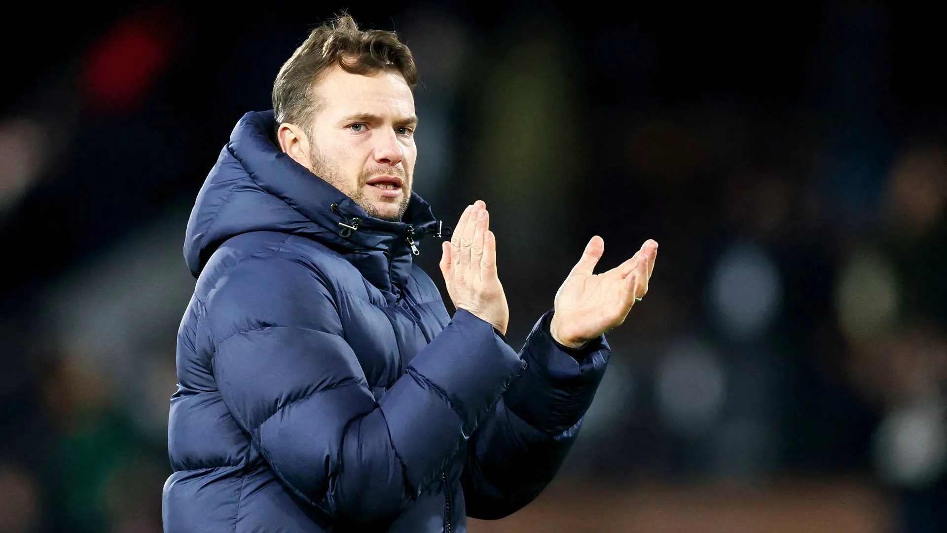 Huấn luyện viên Tom Cleverley chỉ đạo đội hình Plymouth Argyle trong một trận đấu