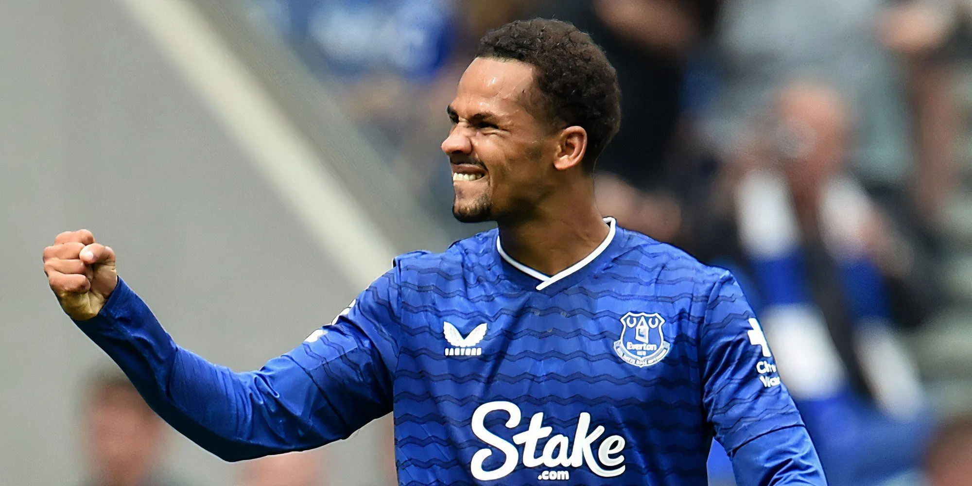 Iliman Ndiaye trong trang phục Everton sau pha solo ghi bàn ngoạn mục