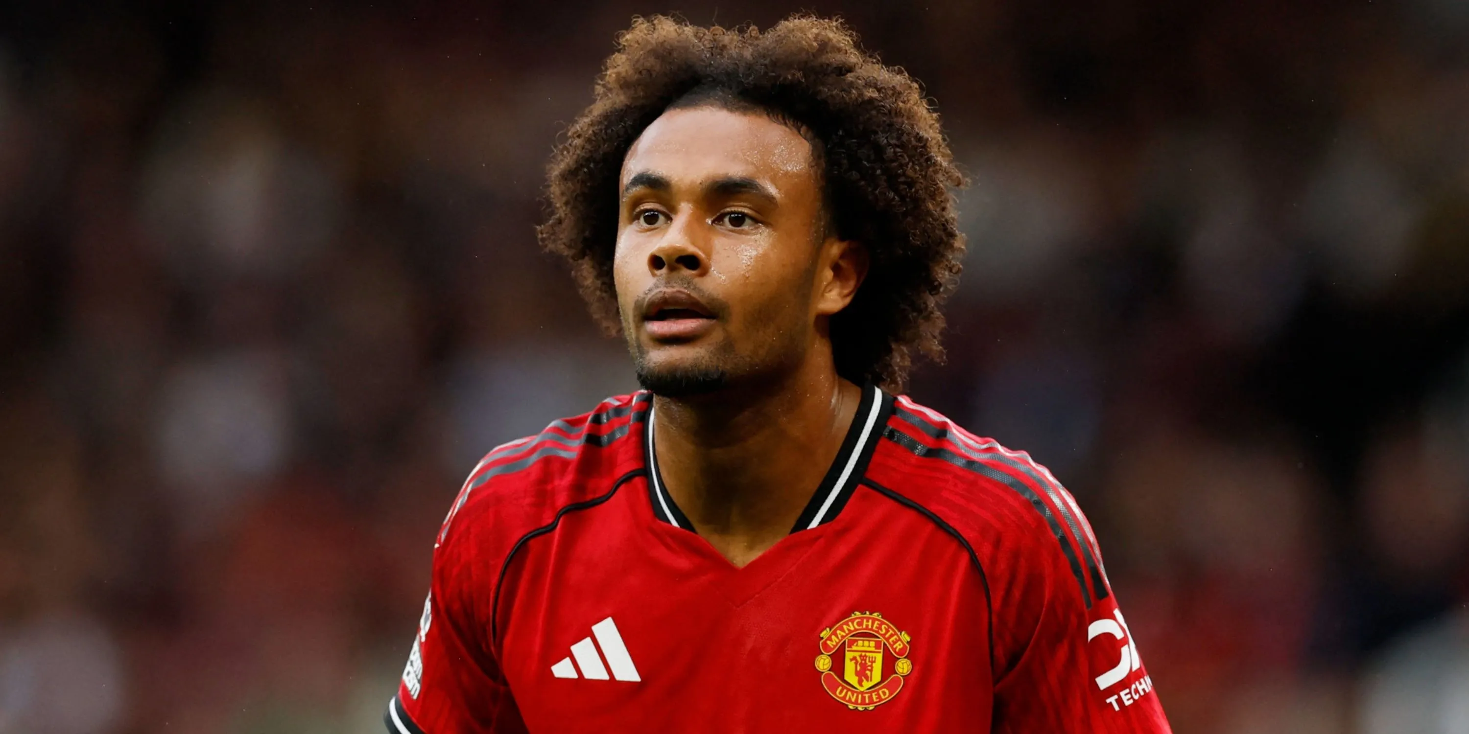Joshua Zirkzee trong một pha tấn công cho Manchester United
