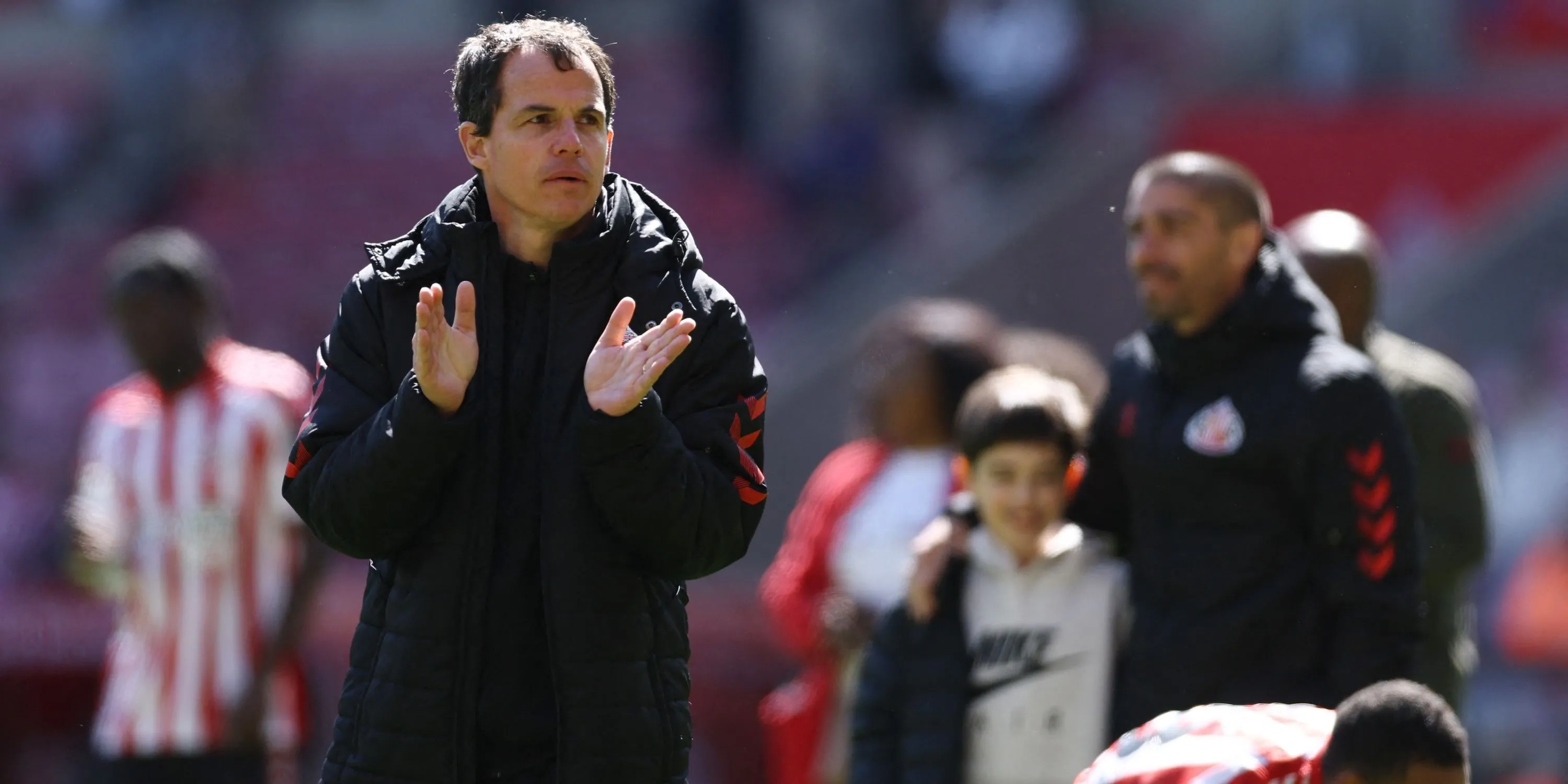 Regis Le Bris giơ tay chào người hâm mộ sau trận đấu tại sân Sunderland