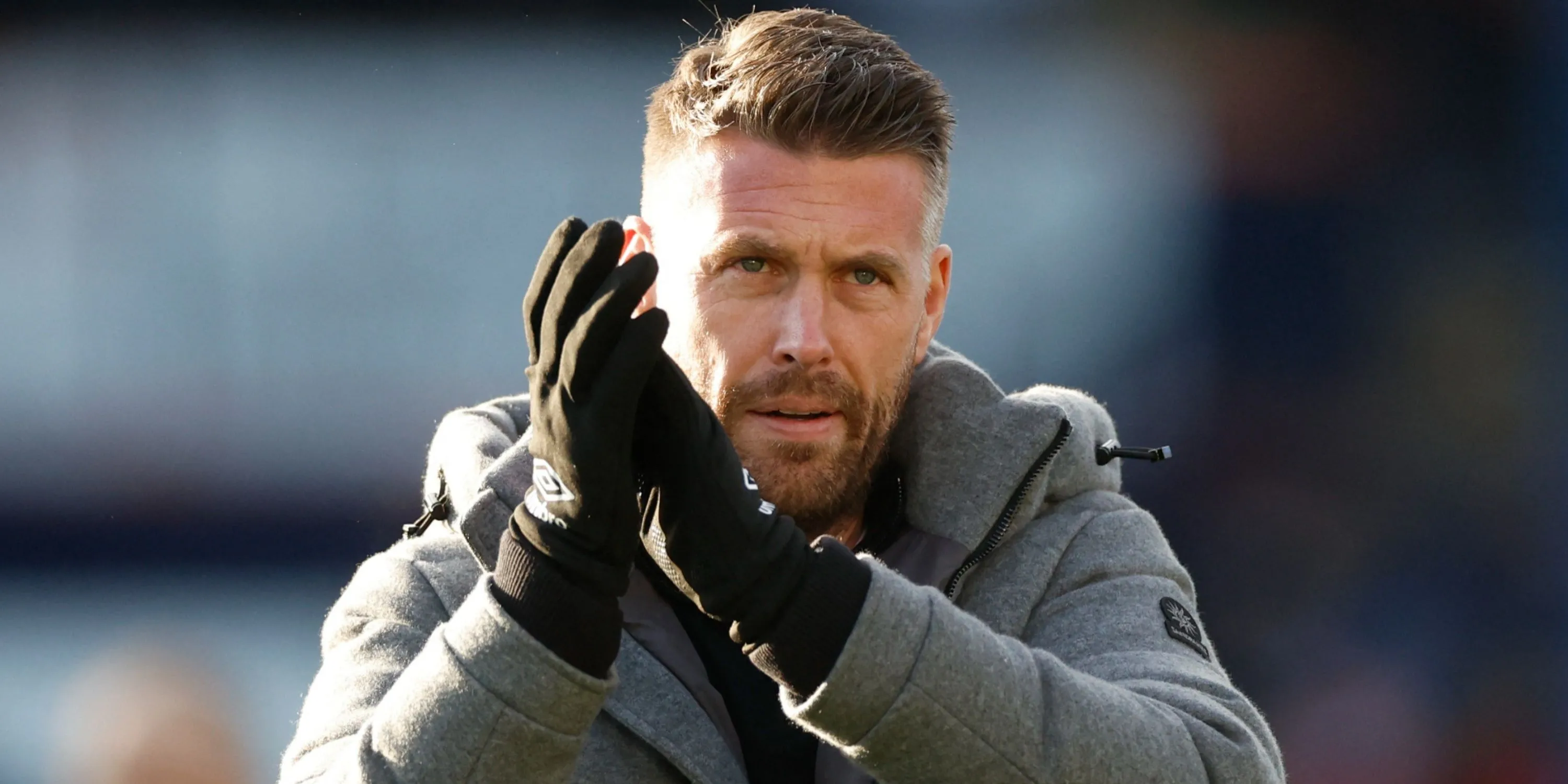 Rob Edwards dẫn dắt Luton Town tại sân vận động Kenilworth Road