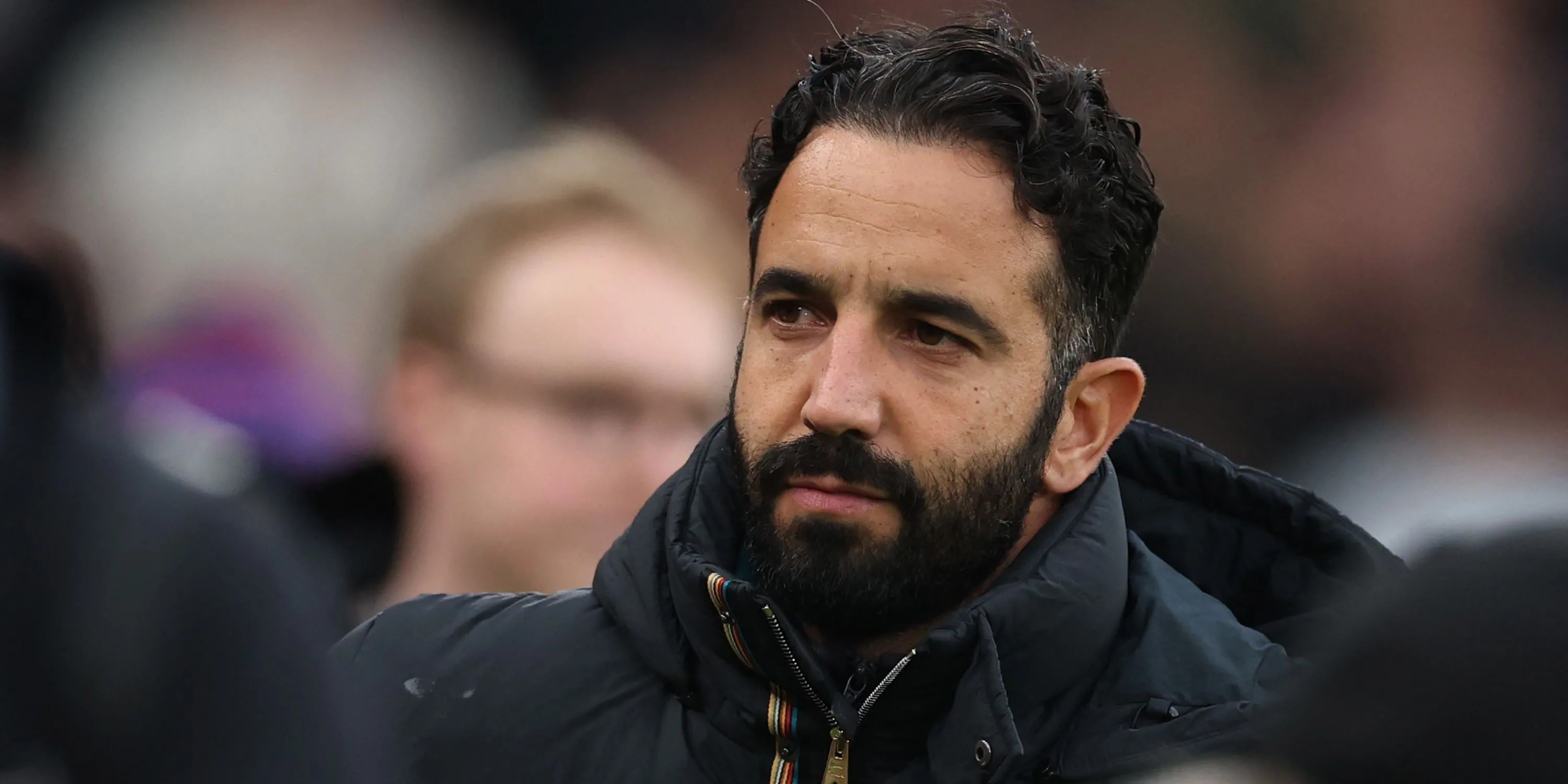 Ruben Amorim, huấn luyện viên Manchester United, tập trung trong một trận đấu