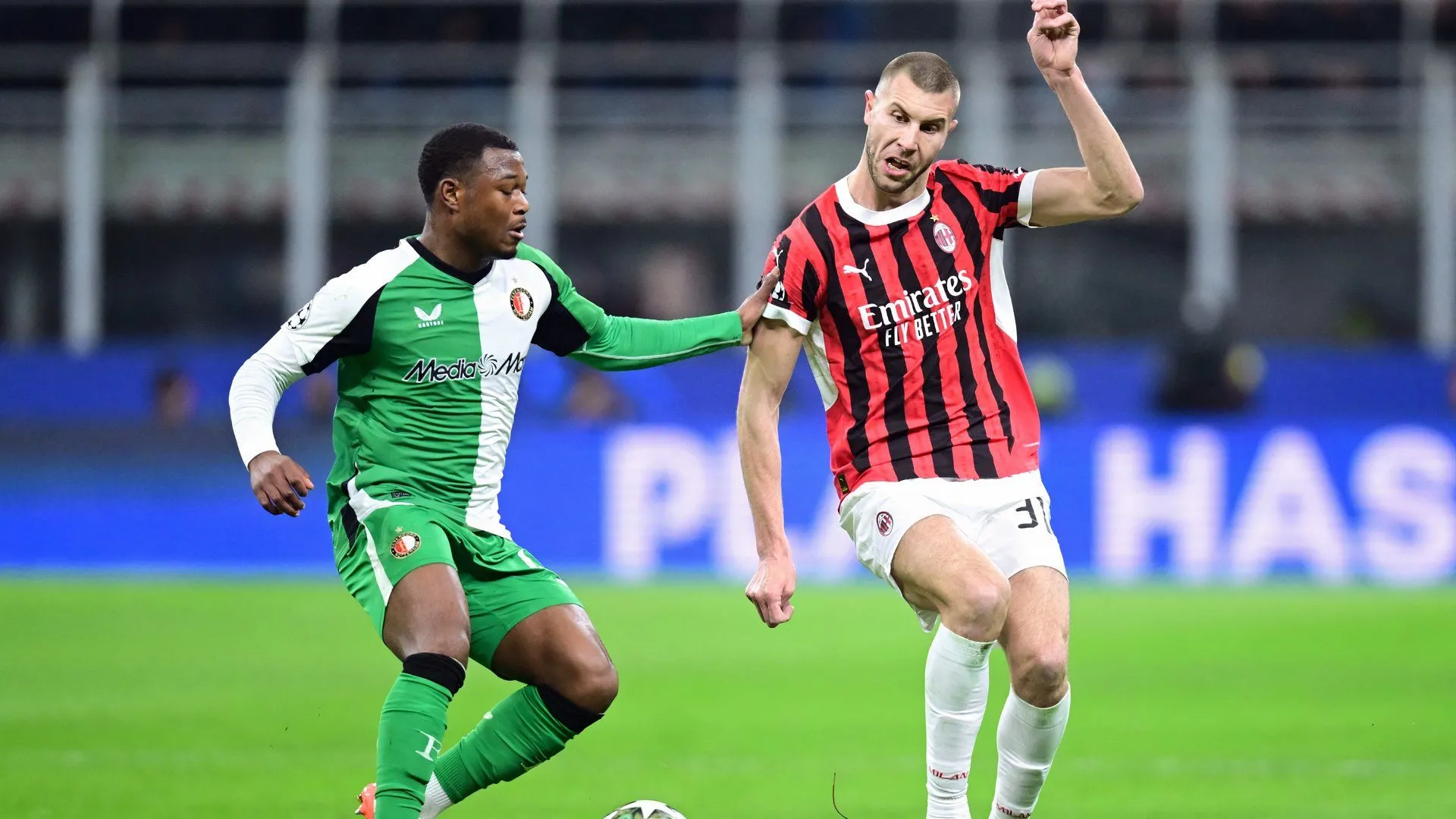 Tiền vệ Zepiqueno Redmond trong màu áo Huddersfield Town