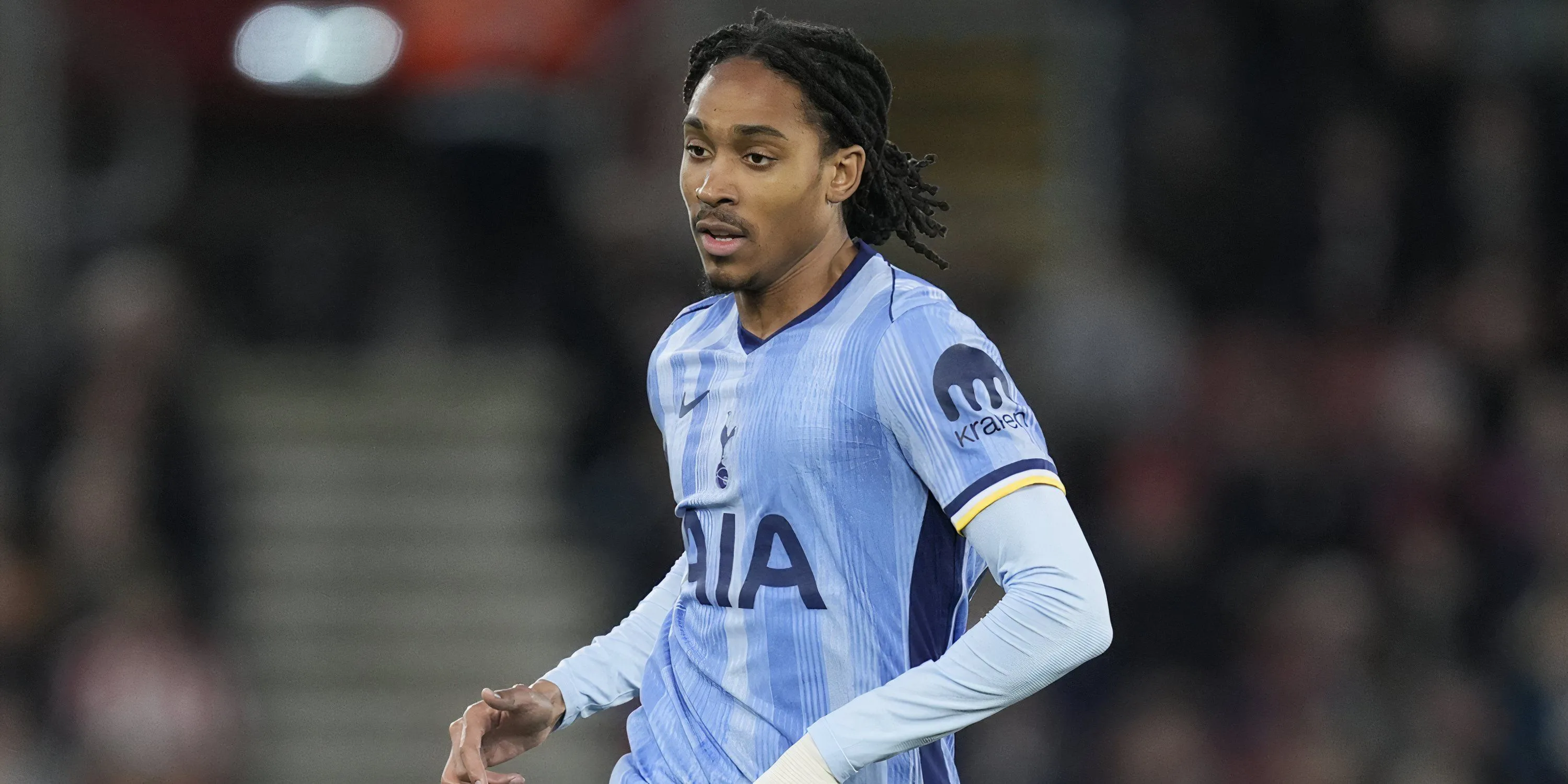 Van de Ven và Spence trong hành động cho Tottenham Hotspur, cuộc đối đầu căng thẳng với Chelsea