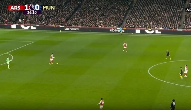 Arsenal kiểm soát bóng trong hiệp một