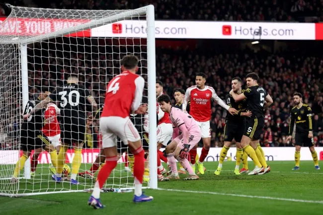 Arsenal thua MU 2-3.