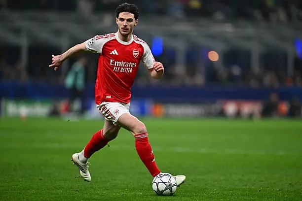 Declan Rice nhận thẻ vàng tại thời điểm bù giờ trong trận đấu giữa Arsenal và Inter Milan