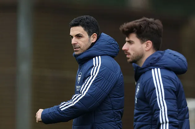 HLV Arteta cùng các cầu thủ trong buổi tập chuẩn bị cho trận tại San Siro