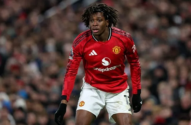 Patrick Dorgu thi đấu cho Manchester United